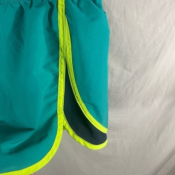 Women's Under Armour Running Shorts Size Medium Loose Athletic Heatgear Lined - Picture 2 of 4